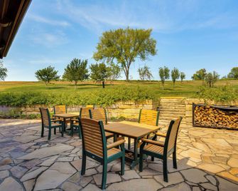 Stay & Sip: Group Ranch at Shamrock Hills Vineyard - Excelsior Springs - Patio