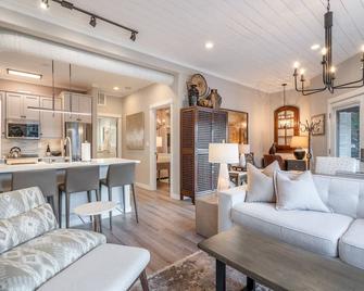 Lakeside Urban Inn . . . Truly A Hidden Gem On The Lake In Downtown Tualatin!!! - Tualatin - Living room