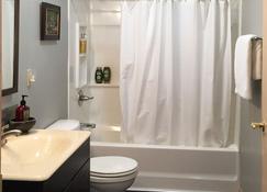 Cozy Cottage, Fully Furnished, Quiet Downtown Neighborhood - Manhattan - Bathroom