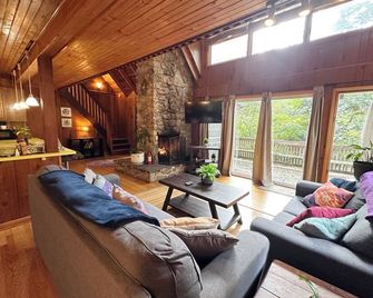 Bedrooms 2, Bathrooms 1.5, Sleeps 4 - Front Royal - Living room