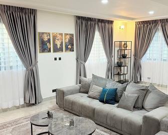 Spacious 5-bedroom villa in amazing Accra with WiFi, AC - Accra - Salon