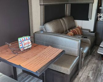 Charming 2-bedroom RV in Benson with fitness room, AC, pool, club house - Benson - Soggiorno