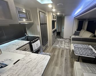 Camping By The Beach - Modern,close to the beach & peaceful country! Bunk beds! - Swansboro - Living room