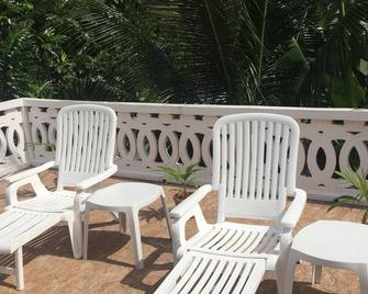 Large holiday apartment in a semi-detached house in a grown residential area - Negril - Patio