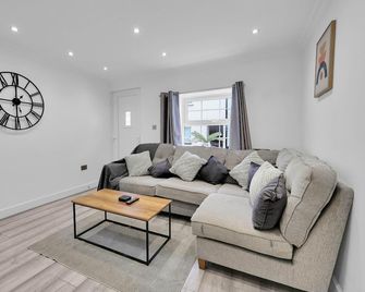Newly refurbished 2 Bed House in a Town Centre Location - Bideford - Sala