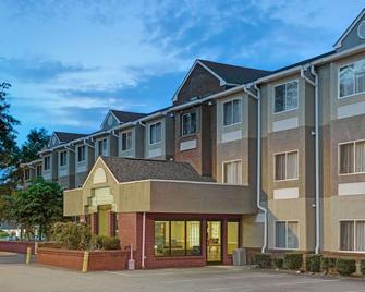 Microtel Inn & Suites by Wyndham Cornelius/Lake Norman - Cornelius - Building