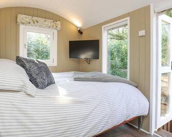 Sybs Farm Shepherds Hut - Haslemere - Bedroom