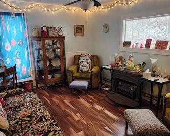 1930's 1 bedroom cottage updated\n with charm, pet friendly, near hiking trails - Catskill - Living room