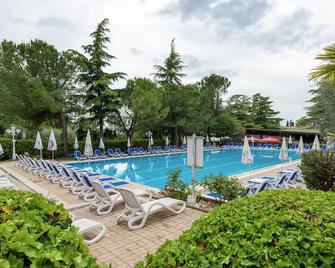 皇家酒店 - 加爾達 - 游泳池