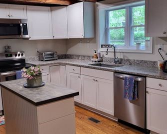 The Great Escape! 4 BR Log Cabin- A beautiful mix of modern and authentic! - Warrenton - Keuken