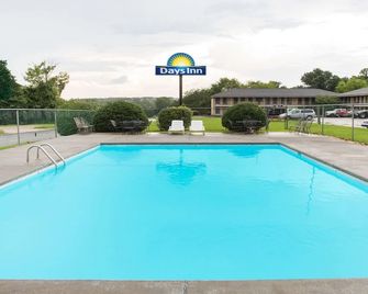 Days Inn by Wyndham Rockingham - Rockingham - Pool