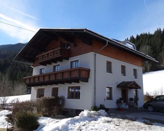 Beautiful apartment for 6 guests with TV and balcony - Hüttau - Building