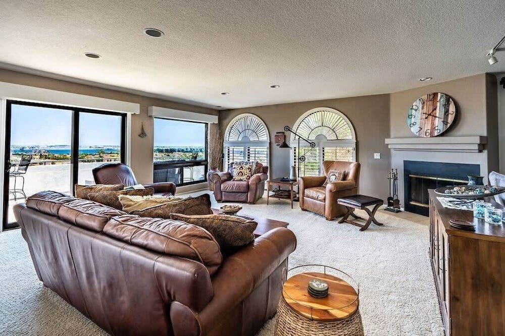 Spacious Beautiful Home with Stunning Bay Views - סן דייגו - סלון