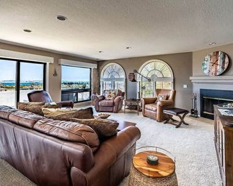 Spacious Beautiful Home with Stunning Bay Views - سان دييغو - غرفة معيشة