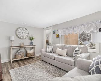 Cozy Home in the White Mountains! Minutes From North Conway! - Albany - Sala de estar