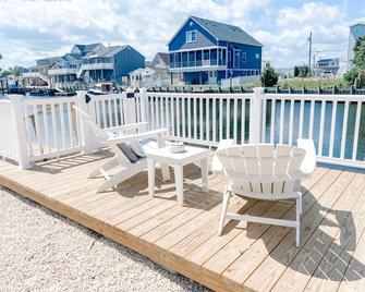 Three Bedroom Waterfront Oasis in Mystic Island! Bring your boat! - Tuckerton - Balcón