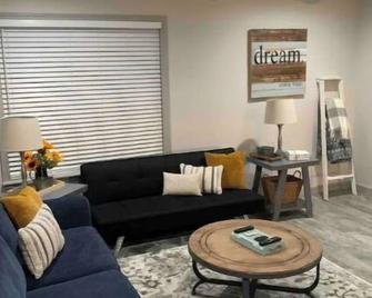 Double Down Suite : Unit A Casino Retreat & Pickleball Court - Thackerville - Phòng khách