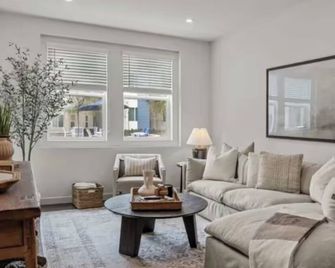 Cozy 2-bedroom condo with WiFi, AC in pleasant Rancho Cucamonga CA - Rancho Cucamonga - Living room