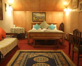 Frozen Woods Resorts - Mukteshwar - Bedroom