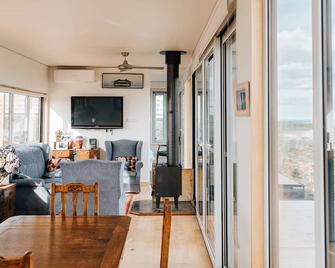 One Tree Hill Wilson prom and Ocean views - Toora - Sala de estar