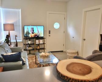 Lake Davis Art Deco Cottage 715C - Orlando - Living room