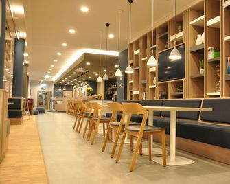 Holiday Inn Express Sindelfingen By IHG - Sindelfingen - Bar