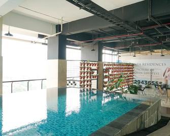Warm and Homey 1BR Apartment at Atlanta Residences By Travelio - Depok - Bazén