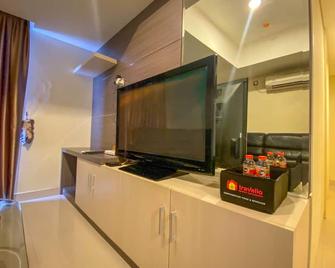 New and Spacious 3BR at Marquis de Lafayette Apartment By Travelio - Semarang - Kitchen