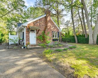Waterfront New York Getaway w/ Kayaks - Riverhead - Building