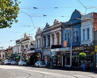 Quiet and private spacious 1 bedroom apartment in prestigious Hawthorn street - Hawthorn - Edificio