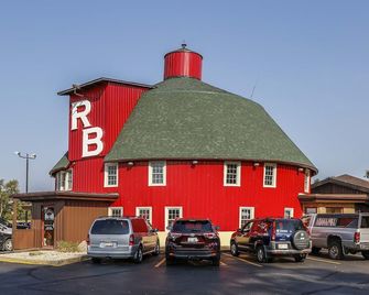 Round Barn Lodge - Spring Green - Building