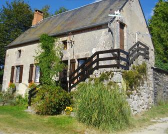 Gîte du Domaine de Chateux. Welcome to Marlène! Near Boussac - Boussac - Edificio