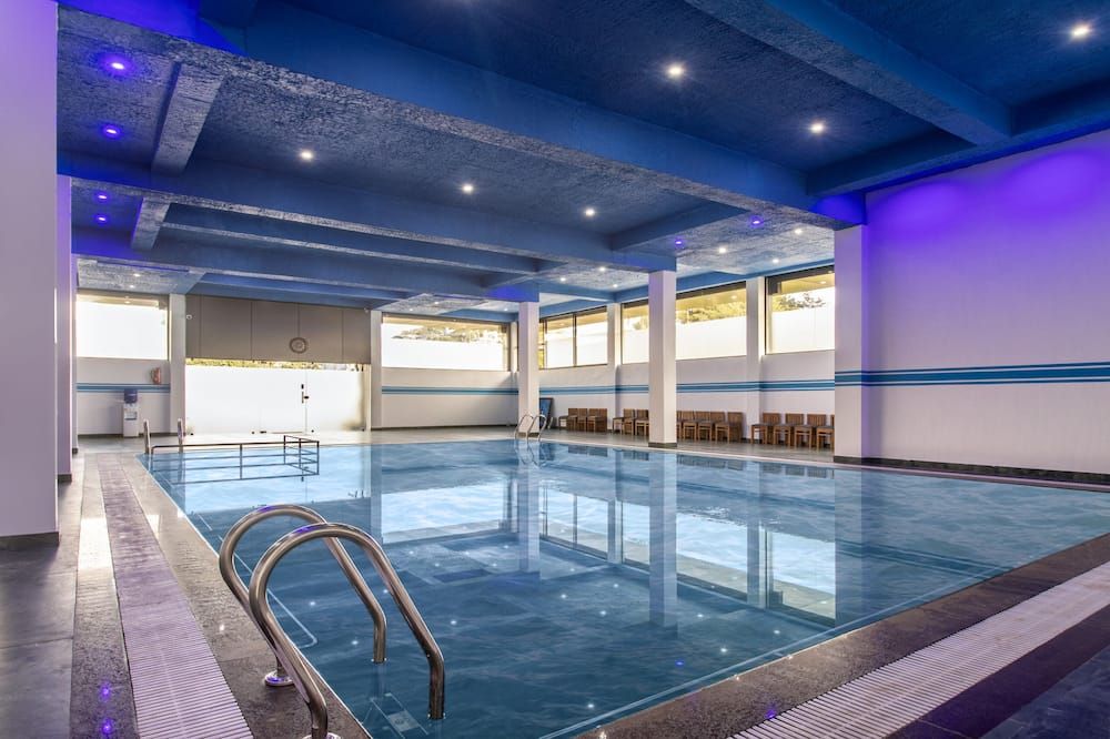 تريبو ذا روف ويذ سويمينج بول - ماديخيري - حوض السباحة