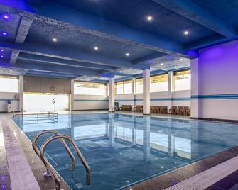 تريبو ذا روف ويذ سويمينج بول - ماديخيري - حوض السباحة