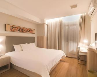 Hanting Hotel Qingdao Zhanqiao Railway Station - Qingdao - Habitación
