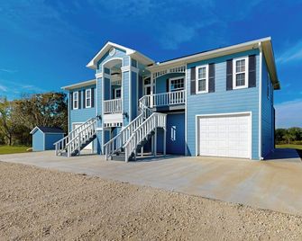 3BR Acreage Next to the Bayou w/ BBQ & Views! - Angleton - Building