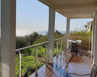 Vue mer et Calme Pour ce Grand rez de Jardin - Bastia - Balkon