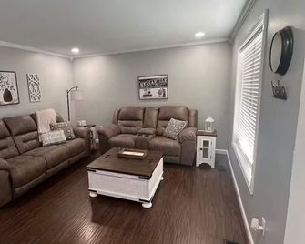 Newly Remodeled 3-BR house close City of Madisonville & Marh Park Abortorium. - Madisonville - Huiskamer