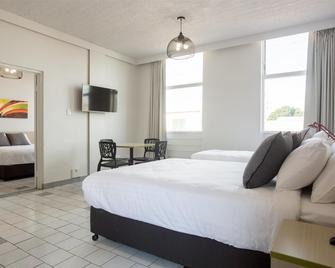 Nightcap at Emerald Star Hotel - Emerald - Slaapkamer