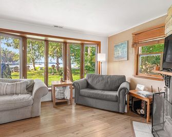 Lakefront Cabin with Game Room and Great Fishing - Sturgeon Bay - Living room