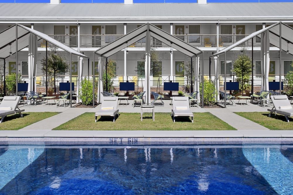 Cavalry Court, by Valencia Hotel Collection - College Station - Havuz