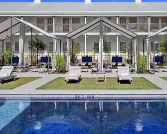Cavalry Court, by Valencia Hotel Collection - College Station - Havuz