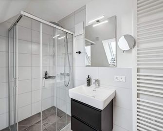limehome Karlsruhe Sophienstr - Karlsruhe - Bathroom