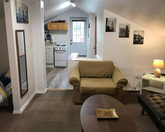 Cozy Alcove Studio Apt w Outdoor deck w NYC Views - Jersey City - Living room