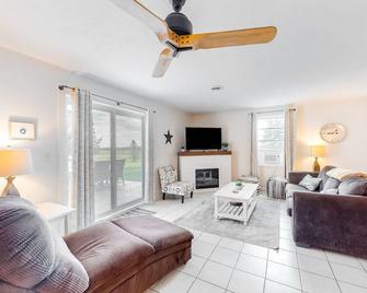 Working farm retreat with private hot tub, fireplace, & furnished patio - Branchport - Soggiorno