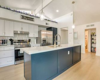 11 Mi to Dtwn Phoenix: Main House w/ Outdoor Oasis - Phoenix - Kitchen