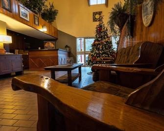 Stoco Lake Lodge - Tweed - Front desk
