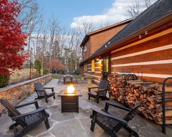 Kingston Cabin with Pool - 30 mins from Nashville - Kingston Springs - Patio