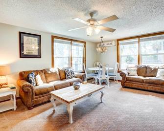 Indian Rocks Beach Cottage, Walk to Beach! - Belleair Bluffs - Sala de estar