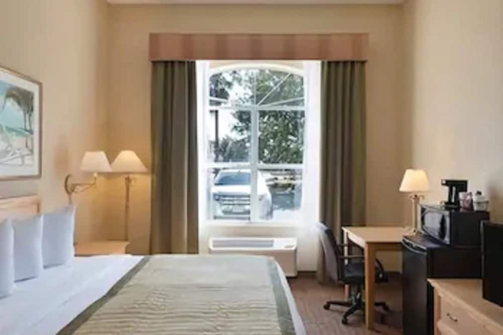 Bedroom view of Baymont Inn & Suites Fort Myers Airport
